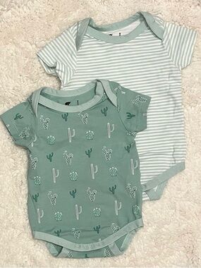 NWOT Monica + Andy Organic Short Sleeve Green Cactus 🌵 Bodysuits (Set of 2) 0-3m